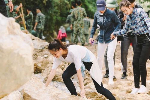 Hoa hậu Thùy Linh và hai á hậu về Thanh Hóa, hỗ trợ người dân vùng lũ