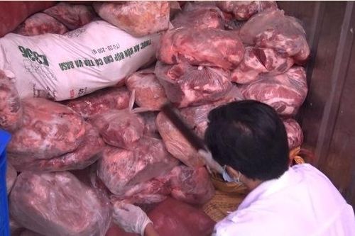 Cơ sở làm giò chả chứa hơn 40 tấn thịt lợn, gà không rõ nguồn gốc