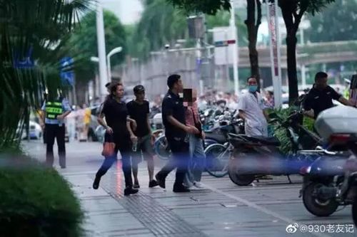 Đôi trai gái ôm nhau ở ga tàu điện và sự thật là...