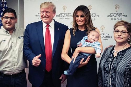 Ảnh ấn tượng trong tuần (5-11/8): Chiến sự Syria và bức ảnh gây tranh cãi của Tổng thống Trump
