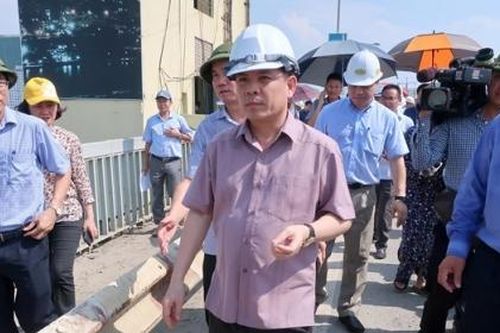 Bộ trưởng Nguyễn Văn Thể trực tiếp chỉ đạo sửa chữa hư hỏng mặt cầu Thăng Long