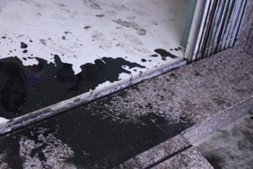 Ném chất bẩn vào cửa hàng quần áo để đòi nợ