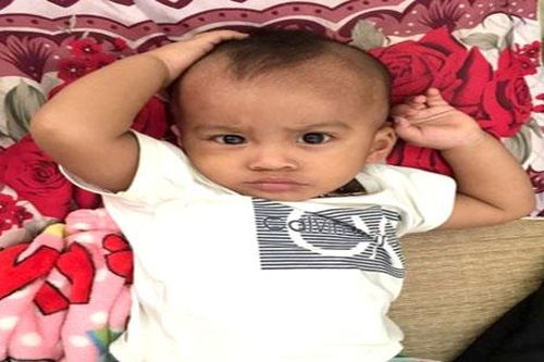 Bé trai bị bỏ rơi ở bãi đậu xe với lời nhắn 'nhờ người nuôi dưỡng'