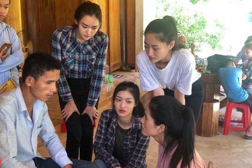 Các người đẹp Miss World Việt Nam chia sẻ với người dân vùng lũ xứ Thanh