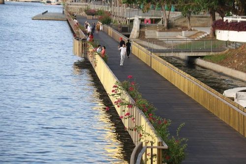 Lan can cầu đi bộ lát gỗ lim ven sông Hương chuyển màu khó tin