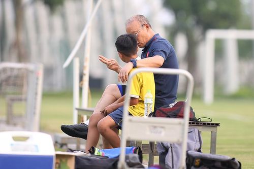 'Ngó lơ' U22 Việt Nam, thầy Park xem giò cầu thủ nhí
