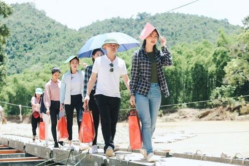 Top 3 Hoa hậu Thế giới Việt Nam vượt đường sạt lở giúp dân vùng lũ