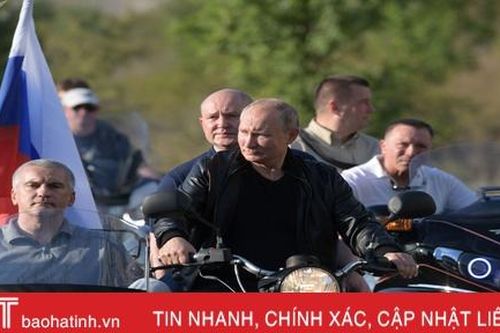 Xem Tổng thống Nga Putin lái motor phân khối lớn cực ngầu