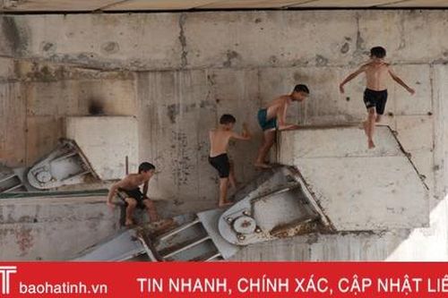 Rùng mình cảnh trẻ em nhảy cầu tắm sông sâu 10 m