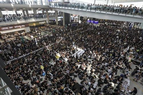 Biển người biểu tình tràn vào Sân bay quốc tế Hong Kong
