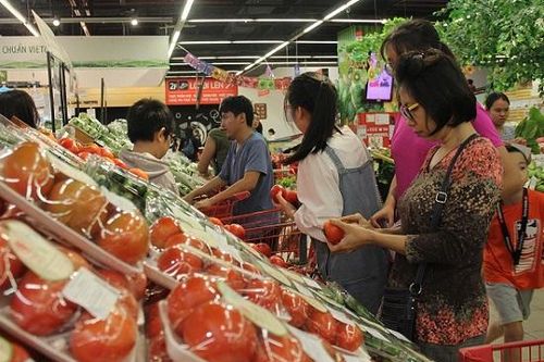 Giá rau xanh tăng mạnh do vùng trồng rau Đà Lạt bị thiệt hại do mưa lũ