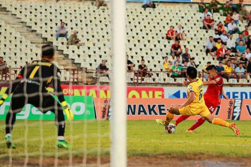 'Vua hòa' V.League đóng đô ở sân Vinh