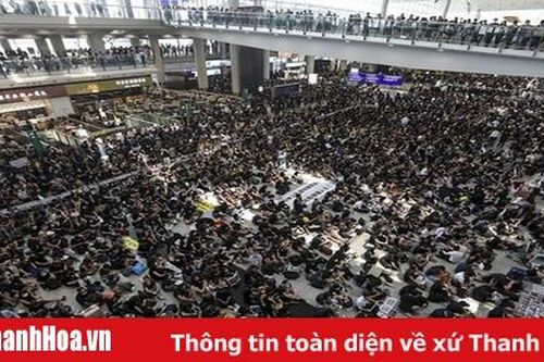 Biển người biểu tình tràn vào Sân bay quốc tế Hong Kong