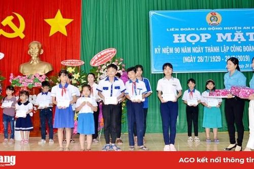Đỡ đầu học sinh có hoàn cảnh khó khăn