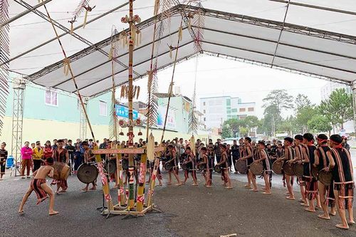 Vui hè với tiếng cồng chiêng
