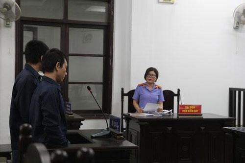 Bị truy đuổi, đạo chích cố tẩu thoát