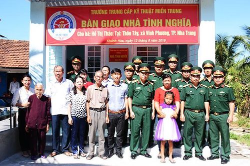 Trường Trung cấp Kỹ thuật Miền Trung: Bàn giao nhà tình nghĩa cho bà Hồ Thị Thảo