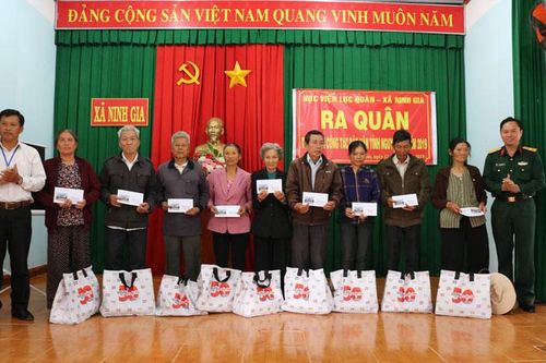 Học viện Lục quân trao tặng 20 suất quà tại Ninh Gia