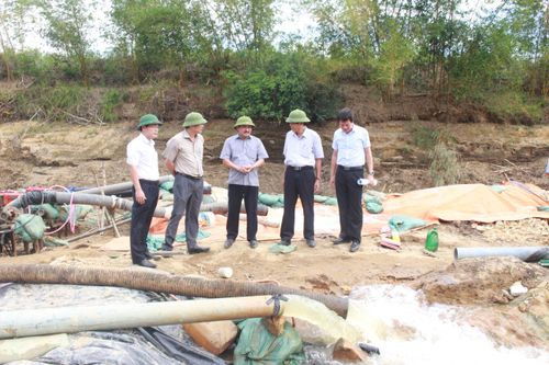 Mở van cống xả điều tiết nước từ kênh chính hồ Ái Tử xuống sông Vĩnh Phước để bổ sung nguồn nước cho trạm bơm