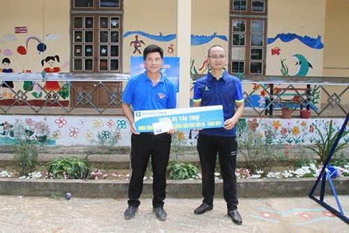 Bàn giao công trình 'Sân chơi cho em'