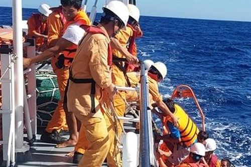 Cứu nạn 6 thuyền viên bị chìm tàu tại khu vực phía Tây quần đảo Hoàng Sa