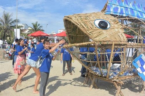 Đà Nẵng xuất hiện thêm nhiều 'cá bống xin rác' bảo vệ môi trường