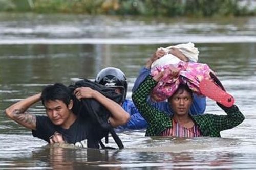 Người dân Myanmar khổ sở vật lộn với lũ lụt, lở đất triền miên