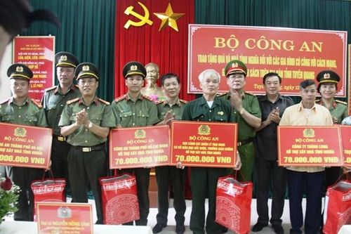 Bộ Công an trao tặng quà và nhà tình nghĩa đối với các gia đình có công với cách mạng