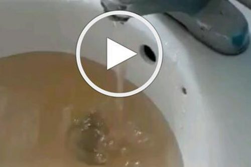 Người dân lo lắng vì nước sinh hoạt vàng đục