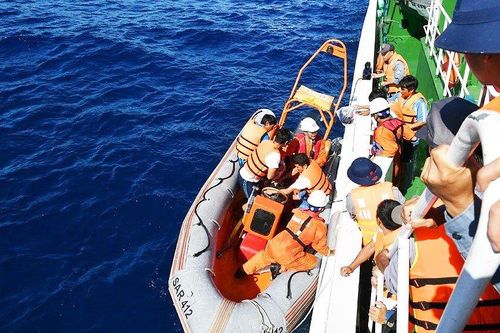6 ngư dân tàu cá Quảng Bình bị nạn trên biển về đến Đà Nẵng