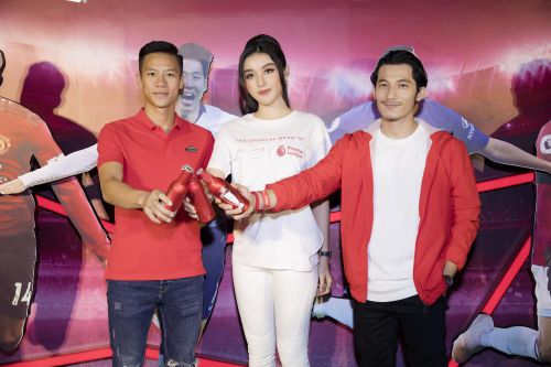 Huyền My hào hứng cùng Quế Ngọc Hải và Liên Bỉnh Phát cổ vũ Chelsea