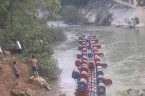 Cao Bằng: Lật bè vượt lũ qua sông khiến 3 người mất tích