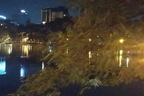 Hà Nội: Nghi án người đàn ông bỏ lại xe đạp cùng nhiều đồ đạc rồi nhảy xuống hồ tự tử trong đêm