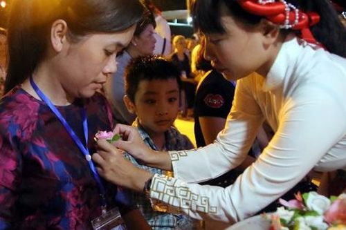Nghìn người bật khóc trước nghi lễ bông hồng cài áo trong mùa Vu Lan báo hiếu