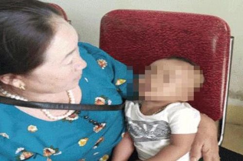 Bé trai 7 tháng tuổi bị bỏ rơi ở bãi đỗ xe kèm tờ giấy 'nhờ người nuôi dưỡng'