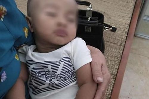 Bé trai bụ bẫm bị bỏ rơi giữa đường kèm phong bì 1 triệu đồng nhờ người nuôi giúp