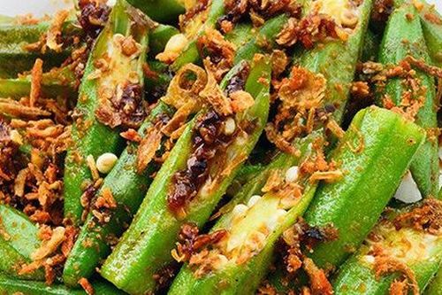 Đậu bắp xào mắm ruốc cay kiểu Thái