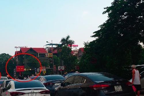 Hoàng Mai: Phớt lờ biển cấm dừng đỗ, ô tô 'ken đặc' 3 làn trên vỉa hè
