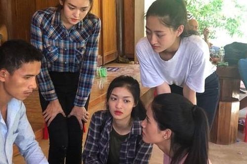 Các người đẹp Miss World Việt Nam chia sẻ với người dân vùng lũ xứ Thanh