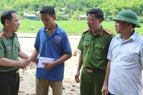 Chia sẻ nỗi đau với các gia đình gặp nạn do lũ quét ở Thanh Hóa
