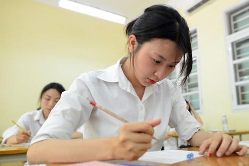 'Nâng điểm chuẩn cao đánh trượt toàn bộ thí sinh là vô trách nhiệm'