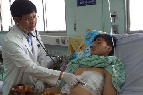 Chàng trai thủng dạ dày, gan, màng tim vì nuốt tăm dài 8 cm