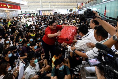 'Thất thủ' ngày thứ hai, sân bay Hong Kong hủy mọi chuyến bay đi