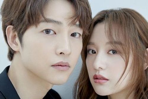 Song Joong Ki né đứng bên 'người tình tin đồn' trong bộ ảnh mới