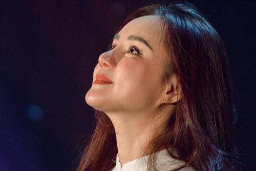 Vy Oanh bật khóc trên sân khấu