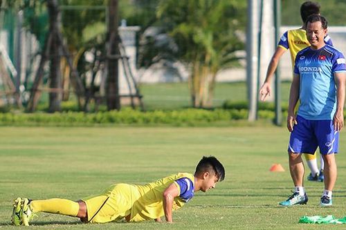 Martin Lo bị phạt hít đất trong buổi tập của U22 Việt Nam