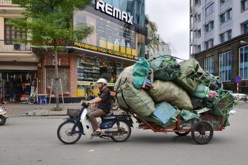 Hà Nội: Xe ba bánh, xe tự chế vô tư vận chuyển hàng cồng kềnh trên phố
