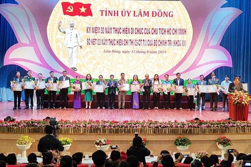 Biểu dương các điển hình học tập và làm theo tấm gương Bác Hồ