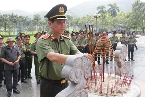 Đoàn đại biểu Đảng ủy Công an Trung ương, lãnh đạo Bộ Công an dâng hương tại Khu di tích lịch sử Nha Công an Trung ương