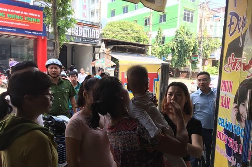 Giải cứu hai bà cháu mắc kẹt trong thang máy ở Sài Gòn